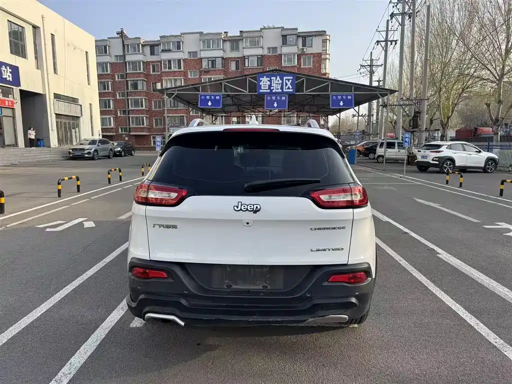 Jeep Cherokee 2017 model 2.0L Superior Edition