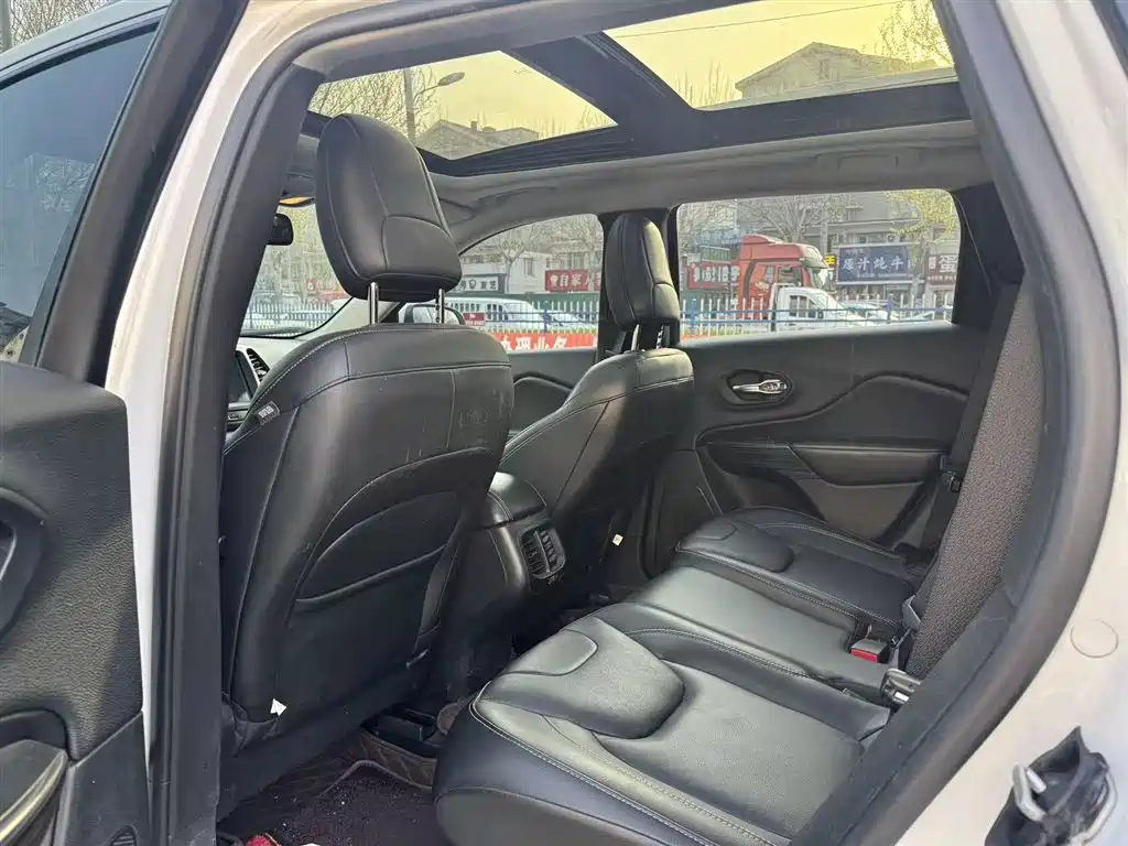 Jeep Cherokee 2017 model 2.0L Superior Edition