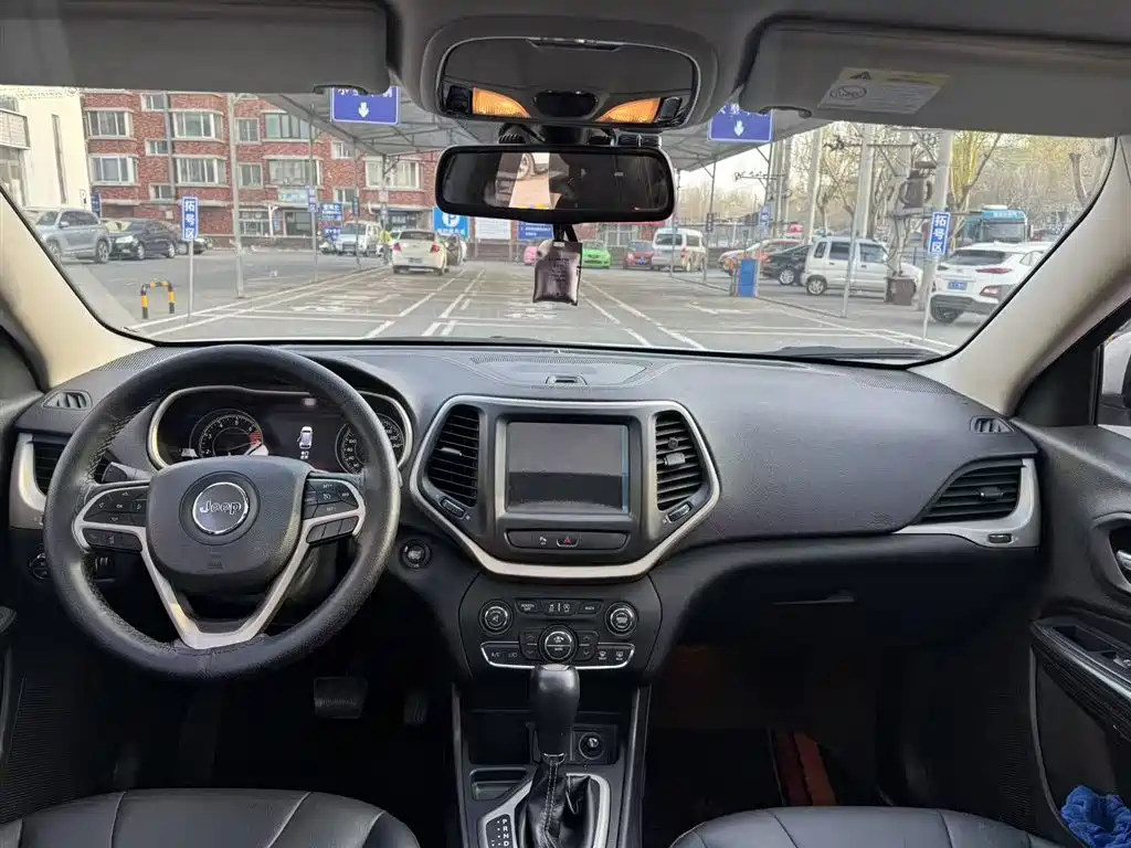 Jeep Cherokee 2017 model 2.0L Superior Edition