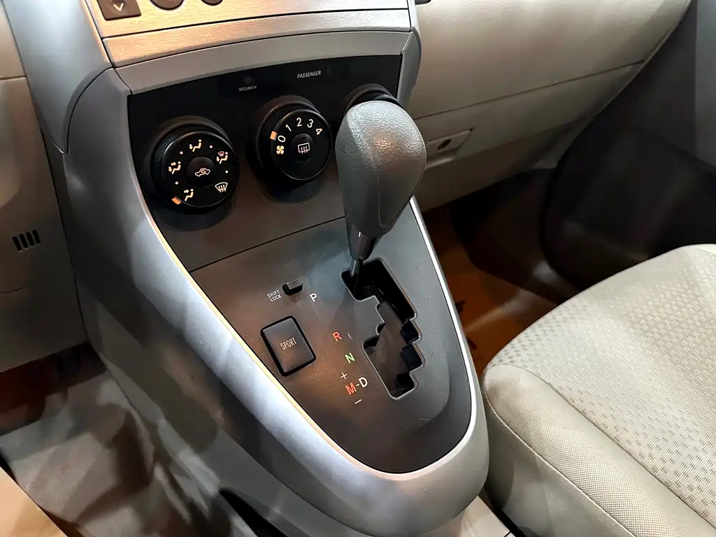 Yizhi 2015 180E CVT Crossover Edition