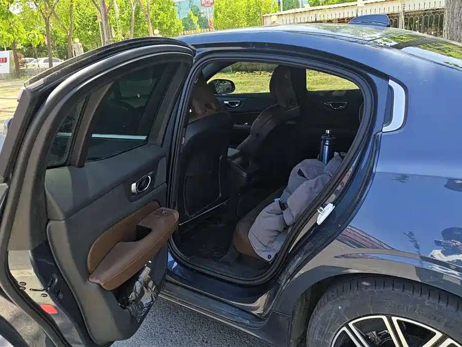 Volvo S60 2023 B4 Momentum
