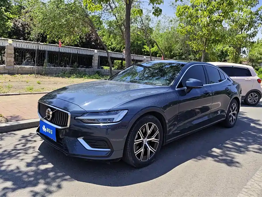 Volvo S60 2023 B4 Momentum
