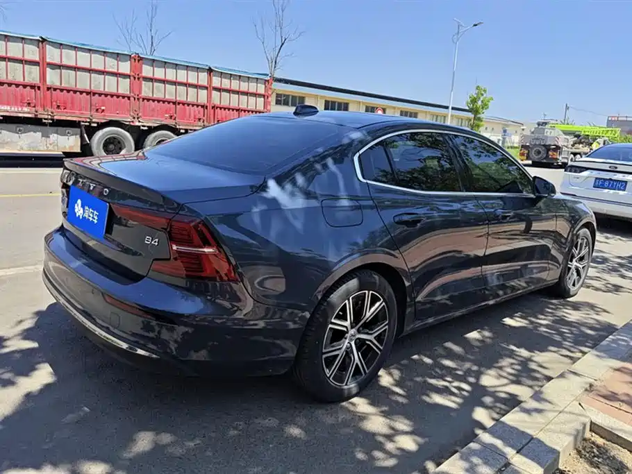 Volvo S60 2023 B4 Momentum