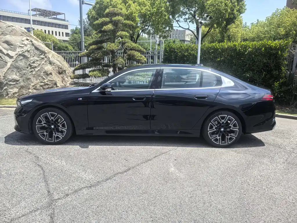 BMW 5 Series 2026 530Li Exclusive M Sport Package - фото 3