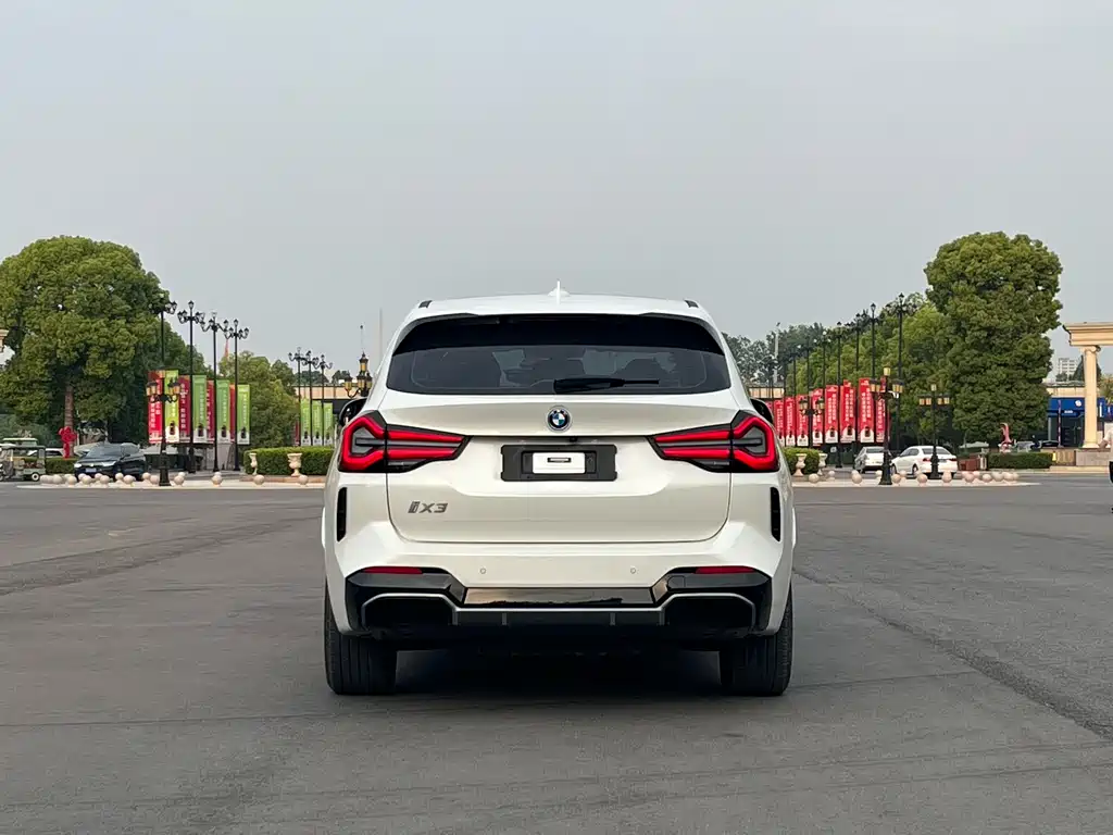 BMW iX3 2023 Leading Edition