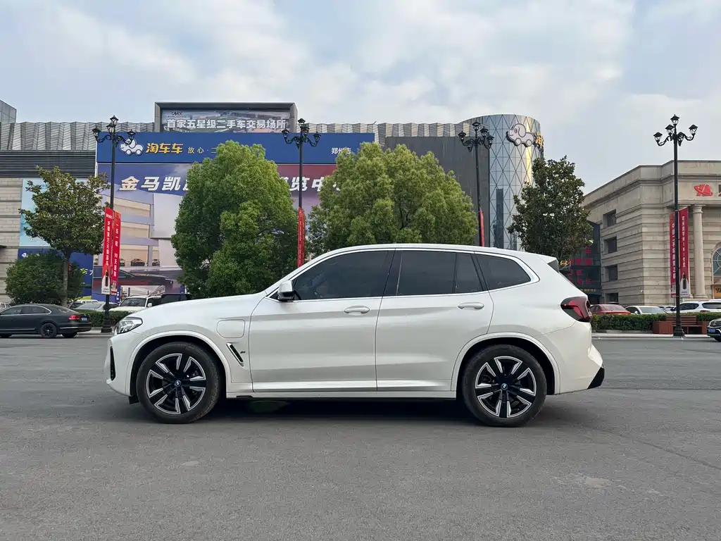 BMW iX3 2023 Leading Edition
