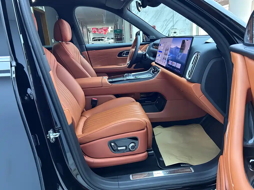 Galaxy M9 2025 210km AWD Navigator Edition