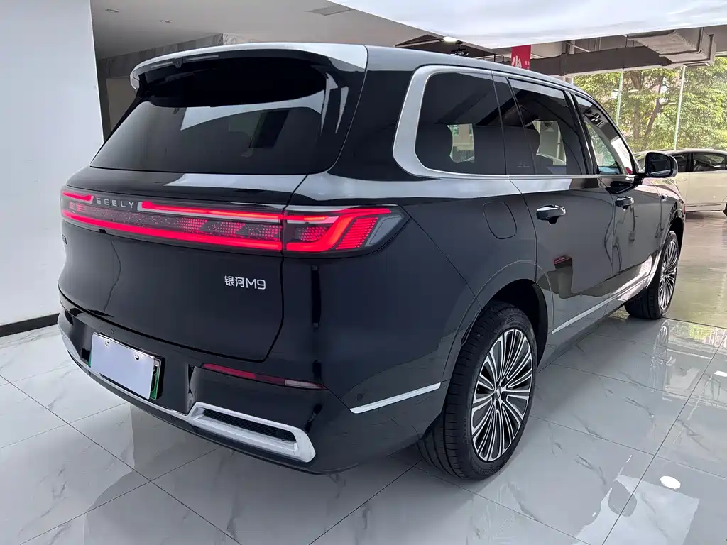 Galaxy M9 2025 210km AWD Navigator Edition