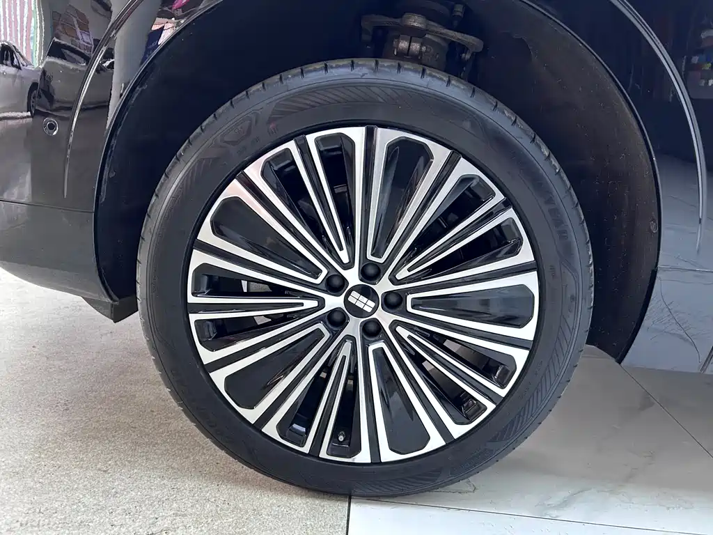 Galaxy M9 2025 210km AWD Navigator Edition