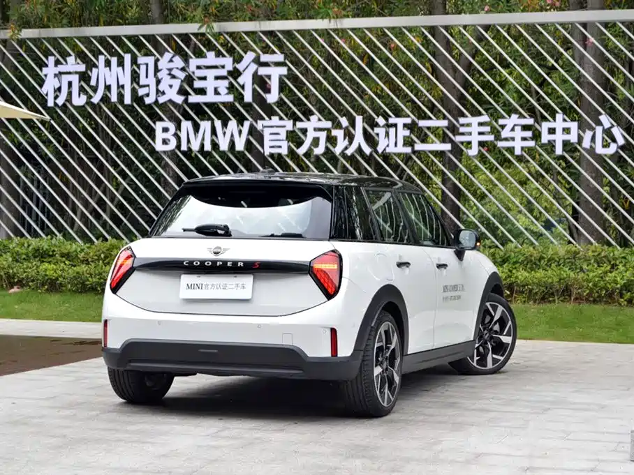 MINI Cooper S 5-door Artist 2025