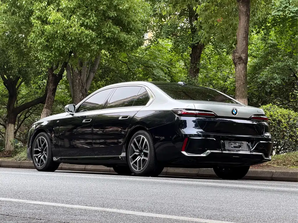 BMW 7 Series 2023 735Li M Sport Package