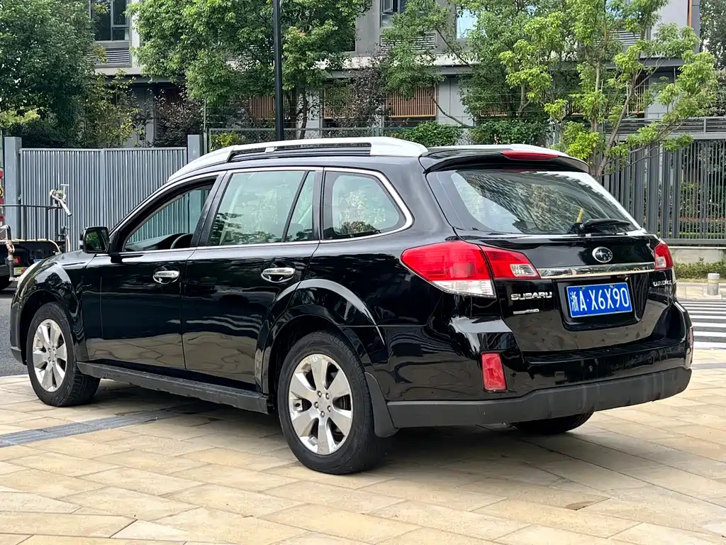 2010 Subaru Outback 2.5i Luxury Edition