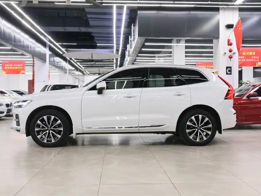 Volvo XC60 2023 B5 AWD Momentum