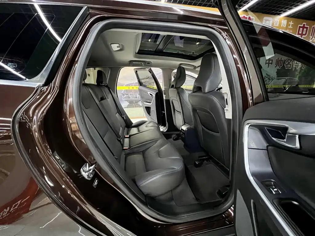 Volvo XC60 2017 T5 AWD Momentum Plus