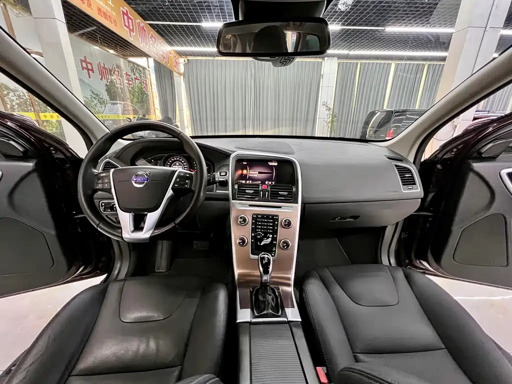 Volvo XC60 2017 T5 AWD Momentum Plus