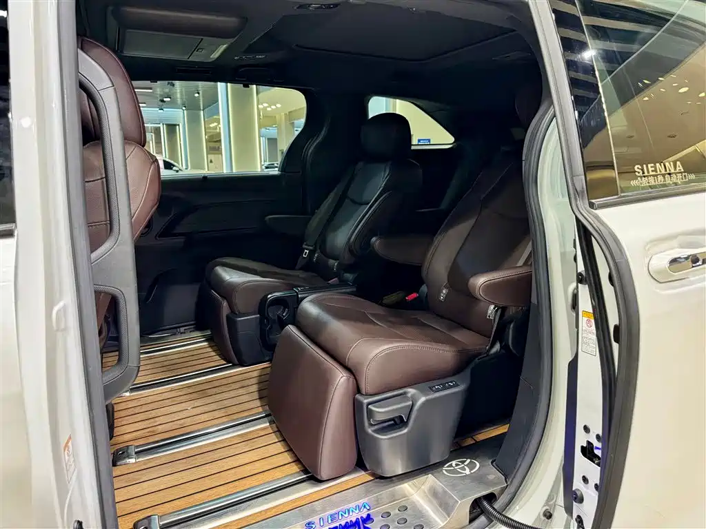 Toyota Sienna 2023 2.5L Hybrid Platinum Edition