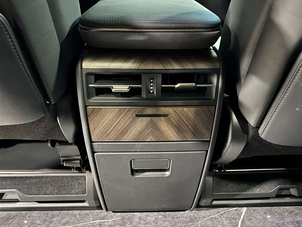 Lexus LM 2023 350h 7-Seat Elegant Edition