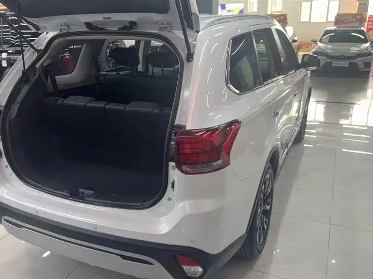 Mitsubishi Outlander 2020 2.4L 4WD Zhi Xiang Edition 7-Seater