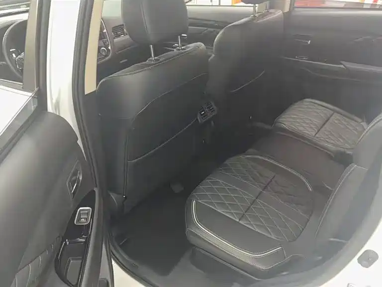 Mitsubishi Outlander 2020 2.4L 4WD Zhi Xiang Edition 7-Seater