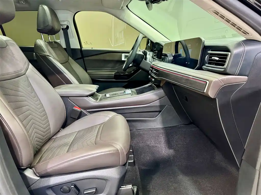 2024 Ford Explorer 2.3T EcoBoost 4WD Titanium Edition 7-Seater