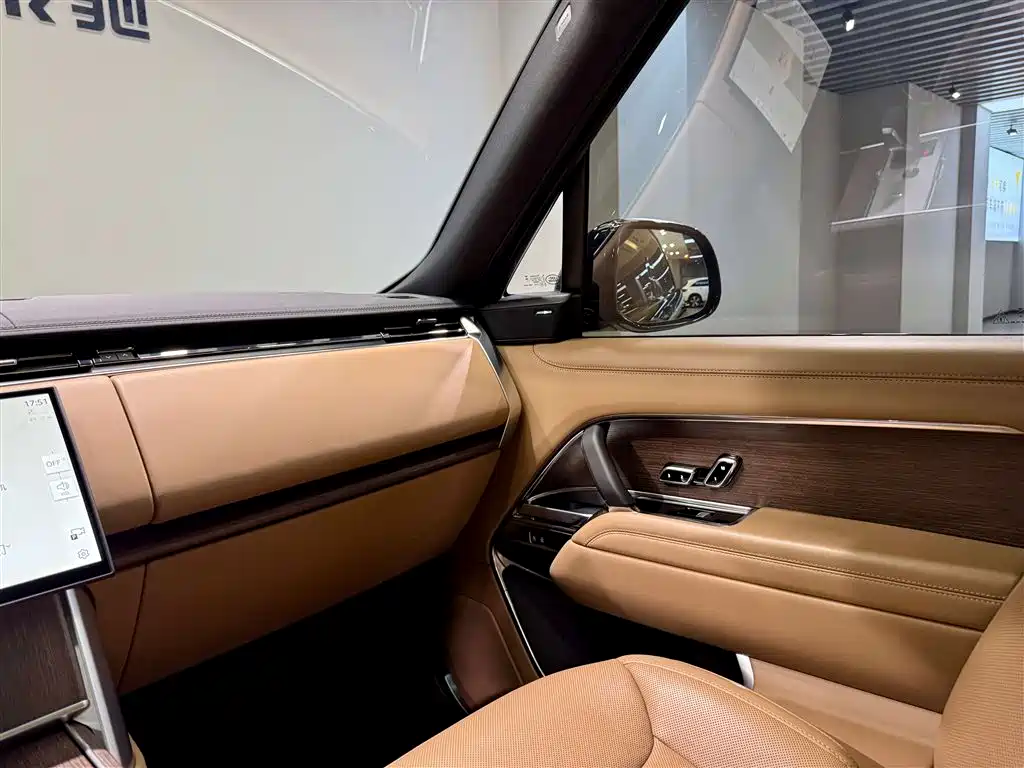Range Rover 2024 model 3.0 L6 400PS SE LWB 7-seater
