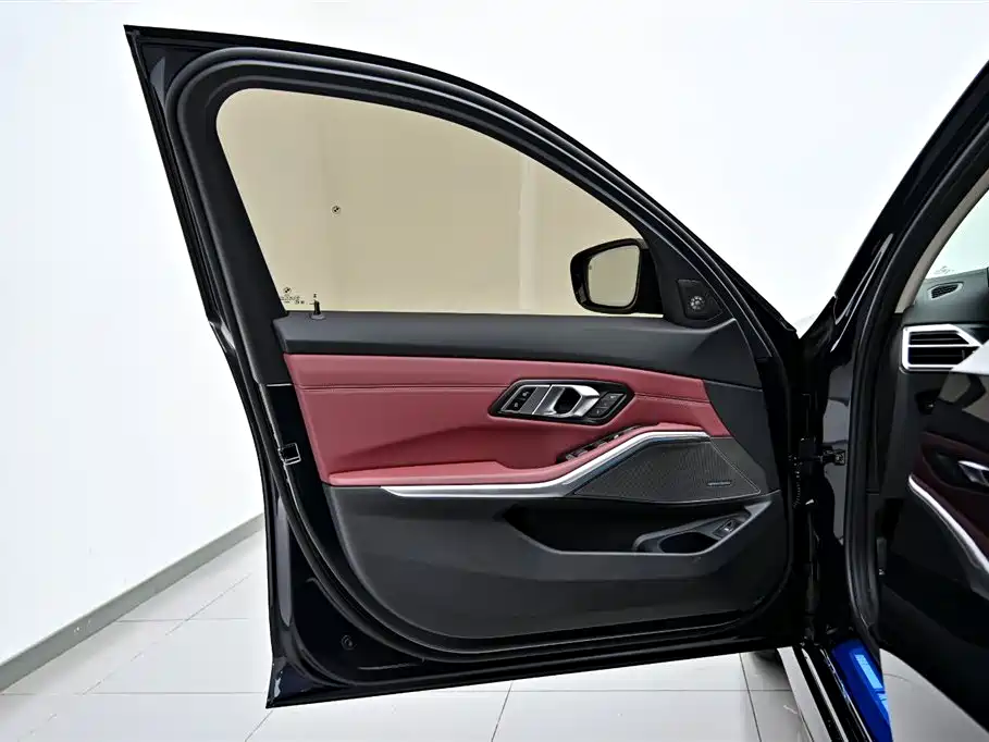 BMW 3 Series 2025 330Li M Sport Night Edition