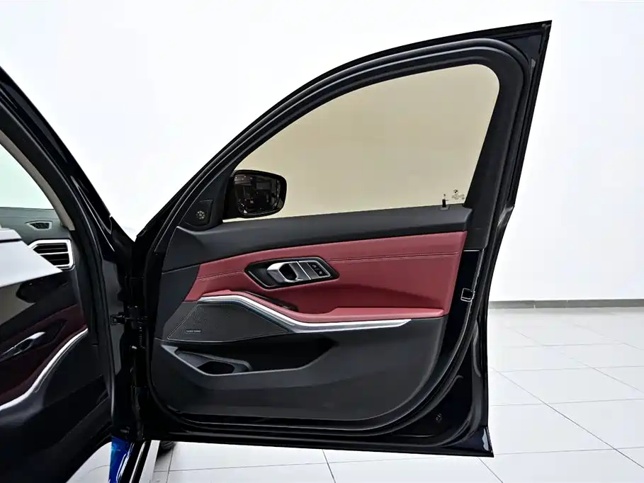 BMW 3 Series 2025 330Li M Sport Night Edition