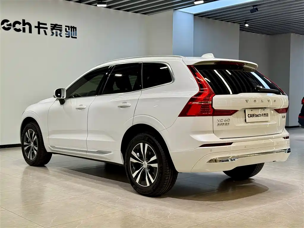 Volvo XC60 2025 B5 AWD Momentum Luxury Edition