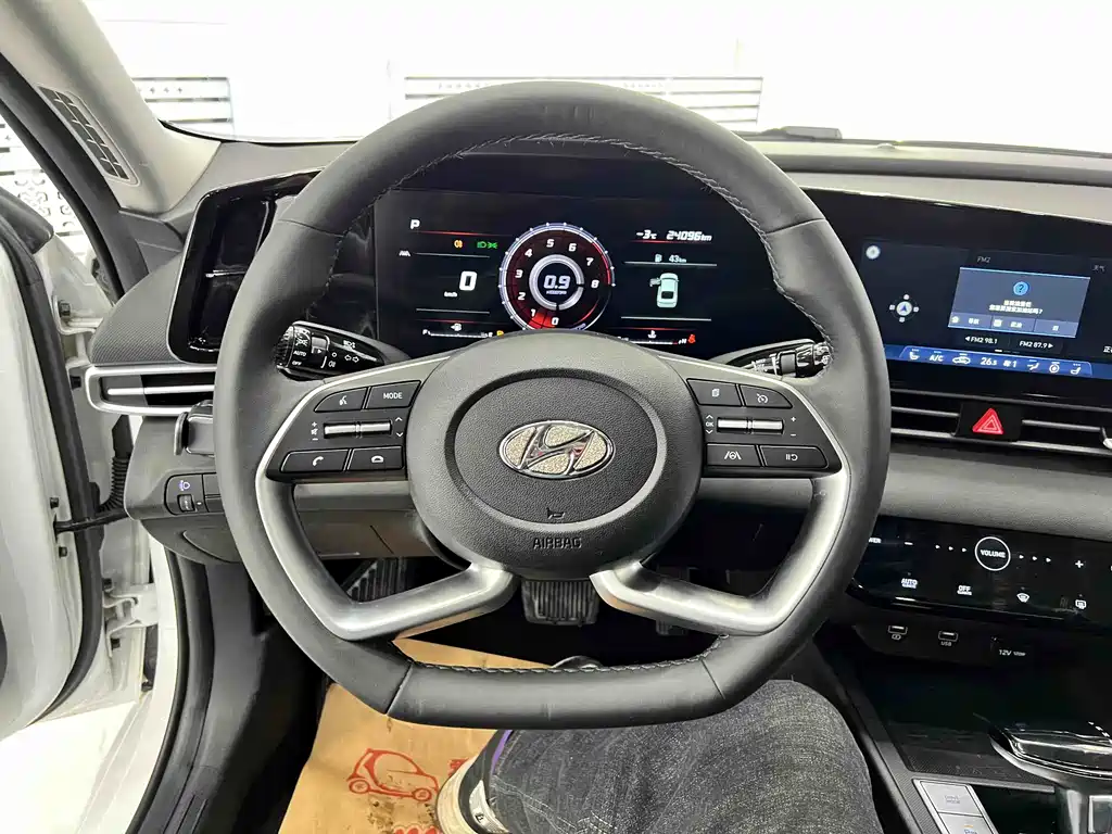 Hyundai Elantra 2022 1.5L CVT LUX Premium Edition