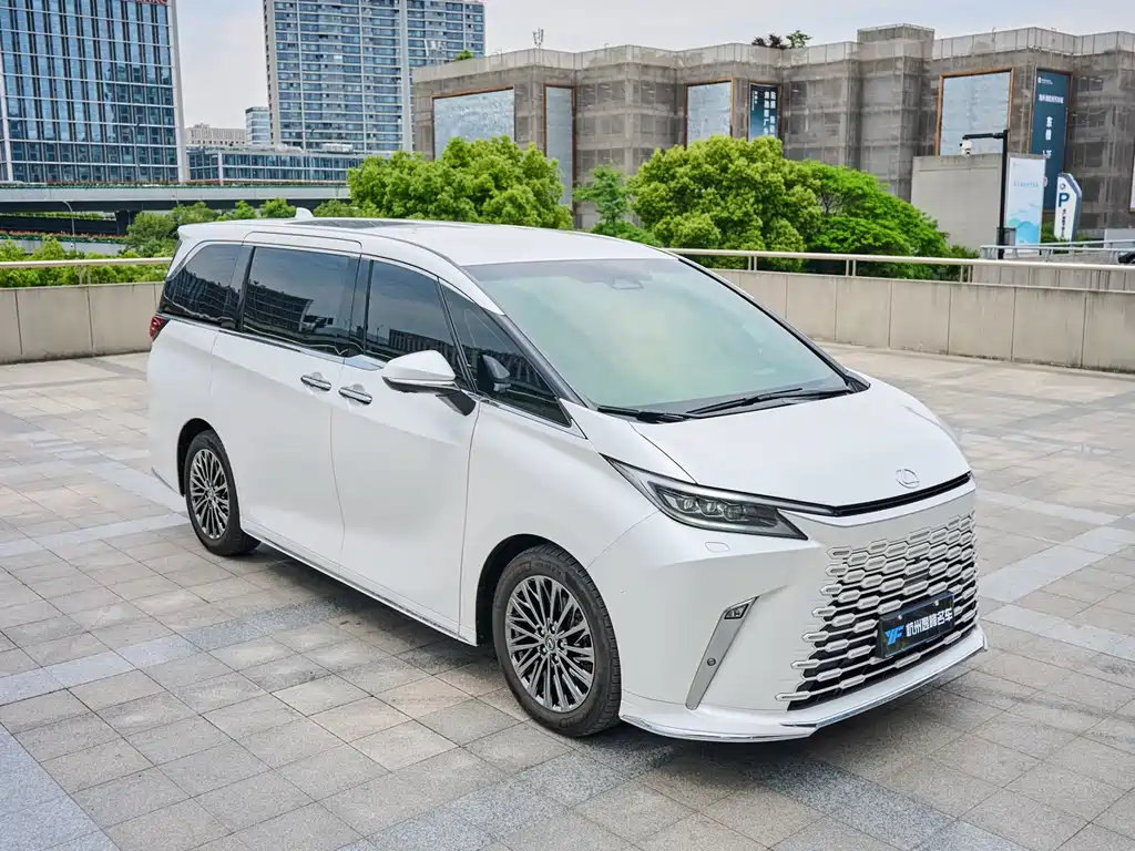 Lexus LM 500h
