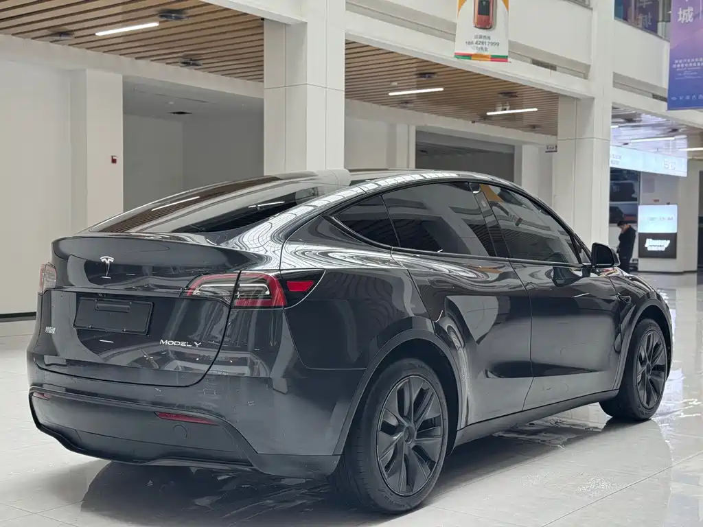Tesla Model Y 2024 RWD