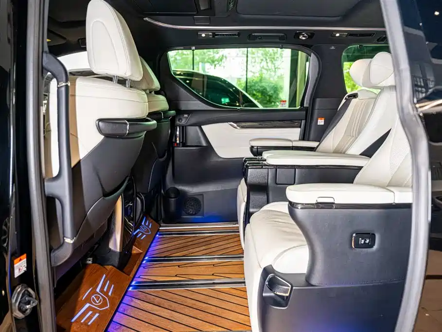 Lexus LM 300h