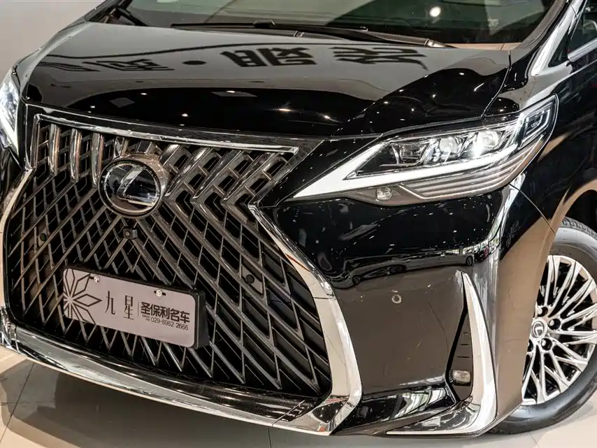 Lexus LM 300h