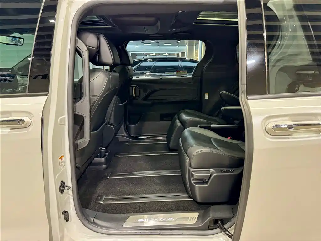SIENNA 2023 2.5L HEV Platinum Edition