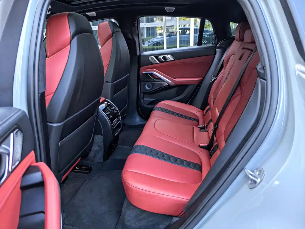 BMW X6 M Competition 2023 - фото 13