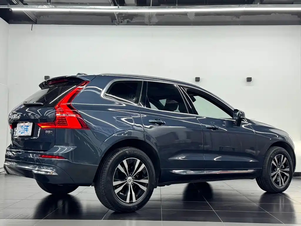 Volvo XC60 2023 B5 AWD Momentum Luxury Edition