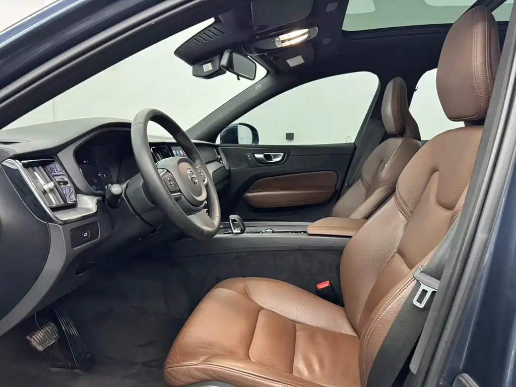 Volvo XC60 2023 B5 AWD Momentum Luxury Edition