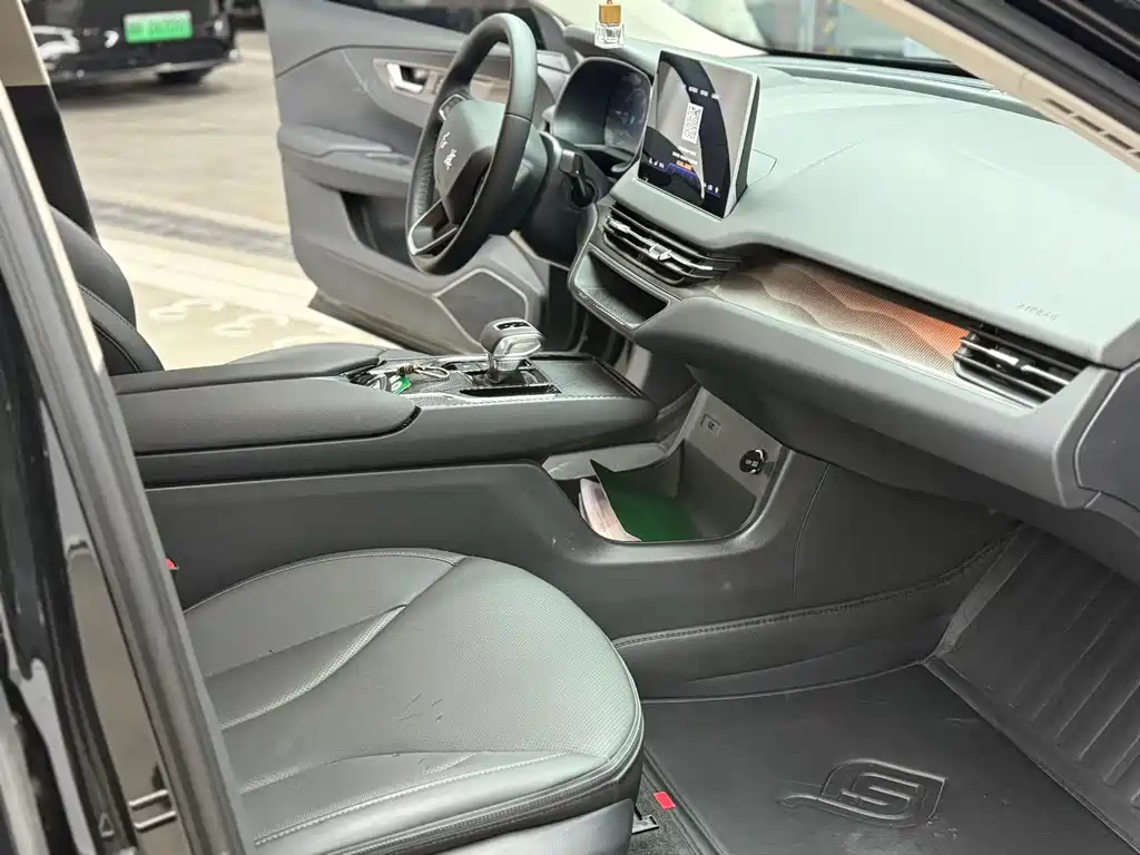 Hongqi E-QM5 2024 450km Travel Edition
