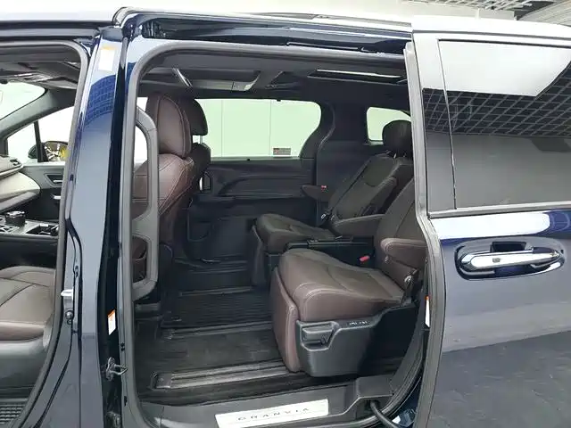 Toyota Granvia 2023 2.5L Hybrid Flagship VIP Edition