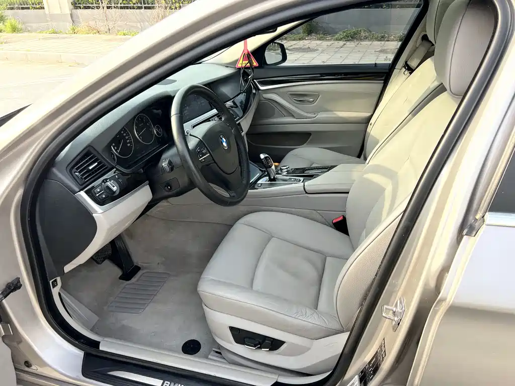 BMW 5 Series 2012 523Li Luxury - фото 10