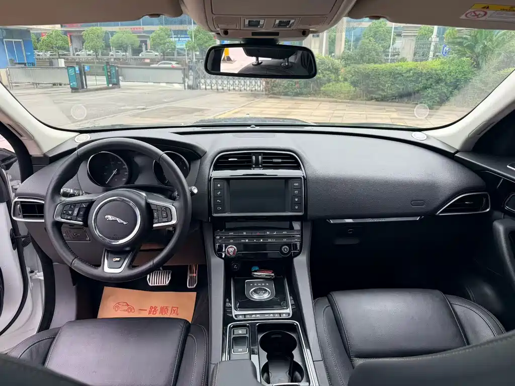 捷豹F-PACE 2018款 2.0T 两驱都市尊享版