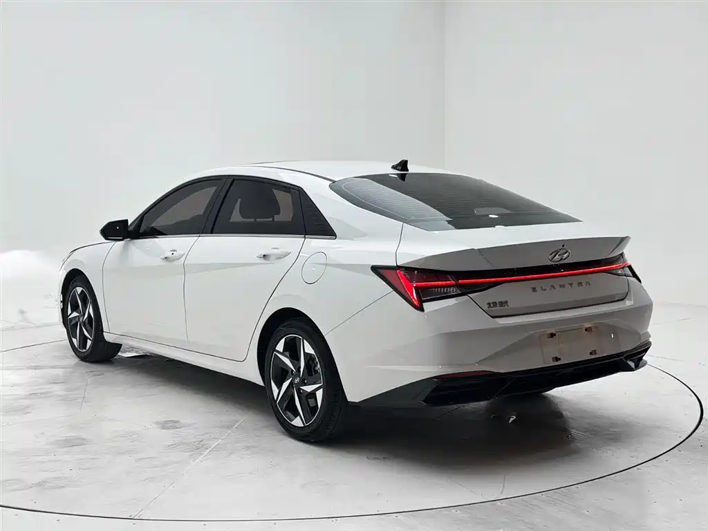Hyundai Elantra 2022 1.5L CVT LUX Premium Edition