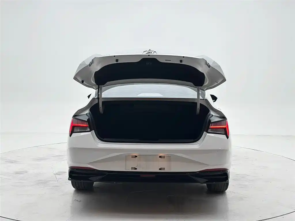 Hyundai Elantra 2022 1.5L CVT LUX Premium Edition