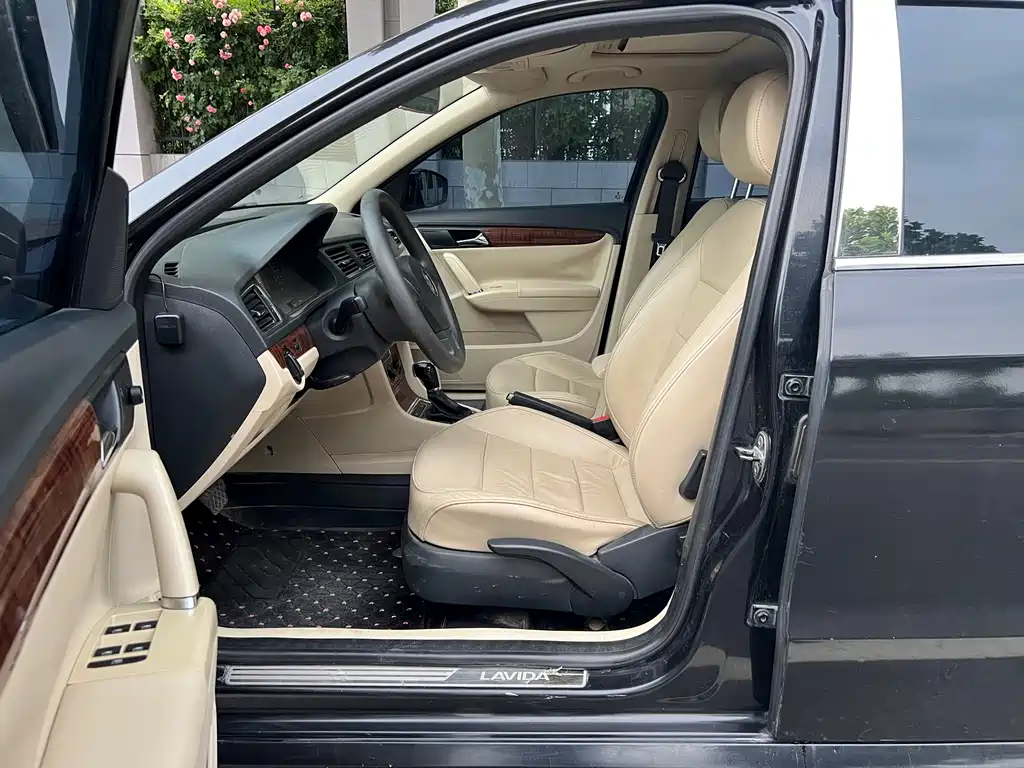 Volkswagen Lavida 2013 Classic Facelift 1.6L Automatic Comfort Edition