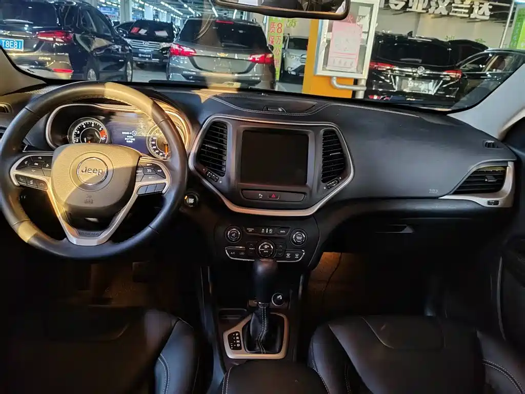Jeep Cherokee 2017 2.4L Advanced Intelligent Edition