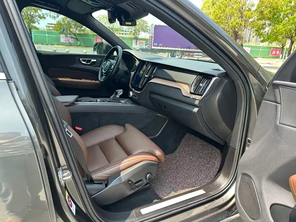 Volvo XC60 2021 T5 AWD Momentum