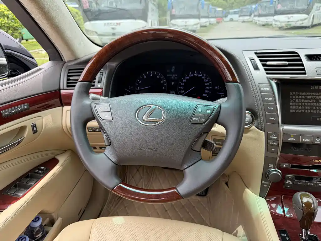 Lexus LS 2006 460L