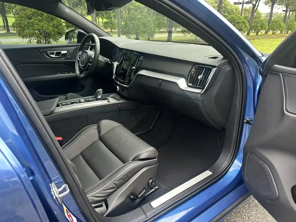 Volvo V60 2021 B5 R-Design