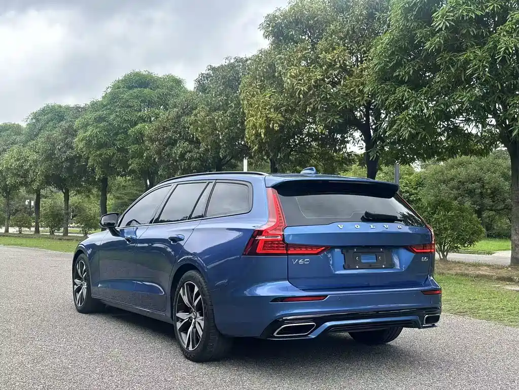 Volvo V60 2021 B5 R-Design