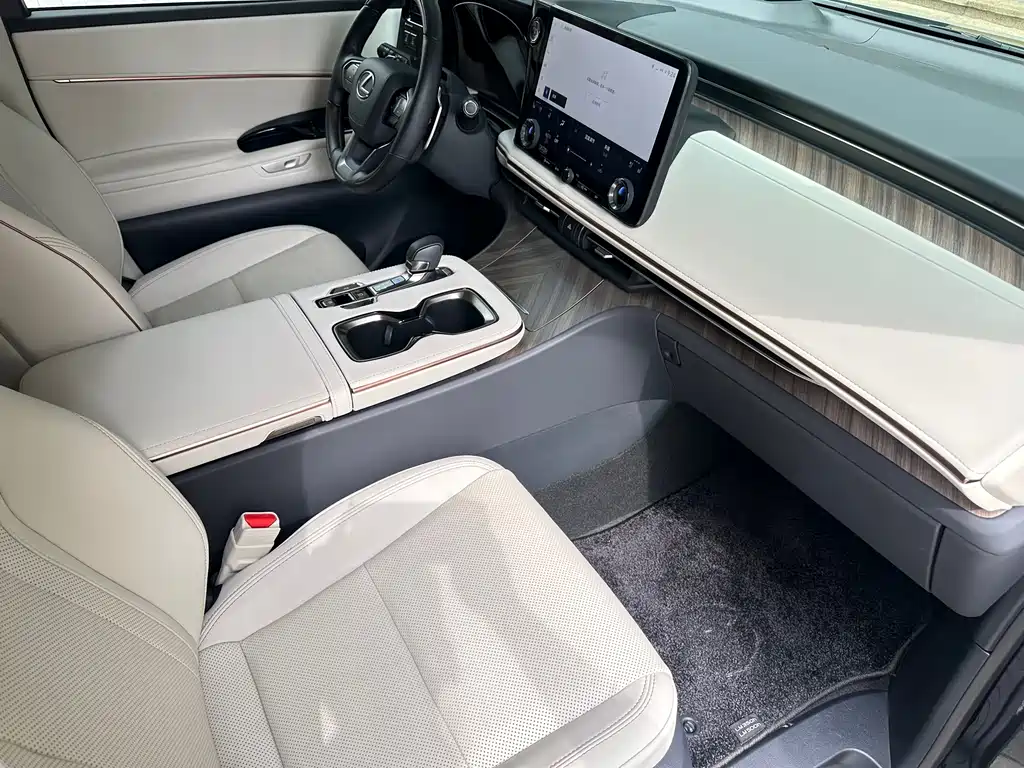 Lexus LM 2023 500h 6-Seater Prestige Edition